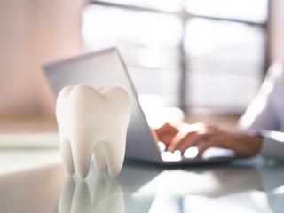Was ist das Besondere an Zahnimplantaten?