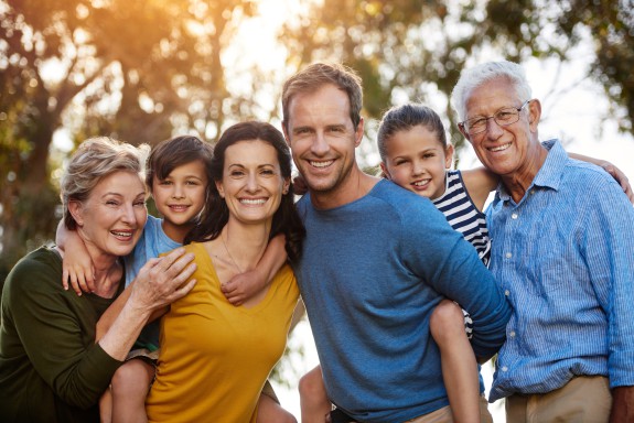Lächelnde Familie: Eltern, Großeltern und Kindern