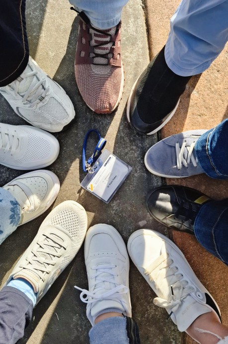 Praxisteam stellt die Schuhe zu einem Kreis
